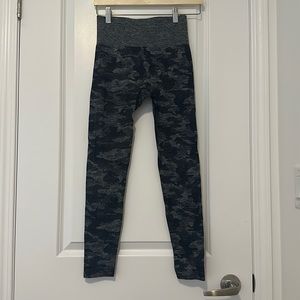 NWOT - Camo Black High-Waist Booty Scrunch Workout Leggings (Small)